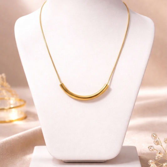 Aurelia Sleek curved tubular bar Gold Necklace – Zariva