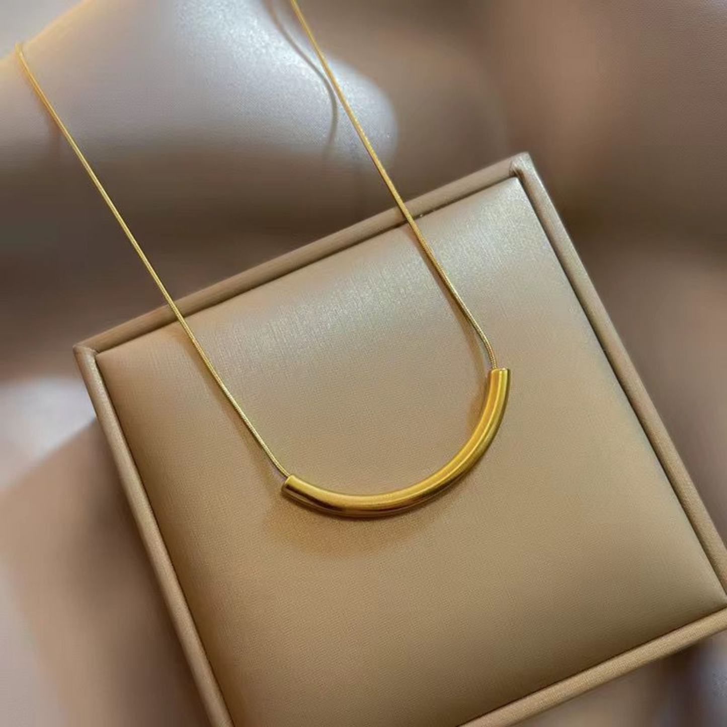 Aurelia Sleek curved tubular bar Gold Necklace – Zariva