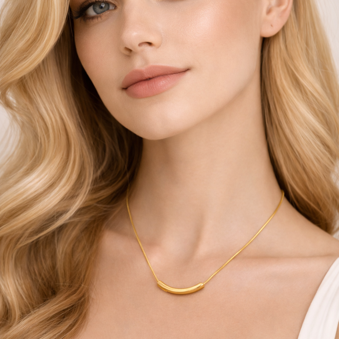 Aurelia Sleek curved tubular bar Gold Necklace – Zariva