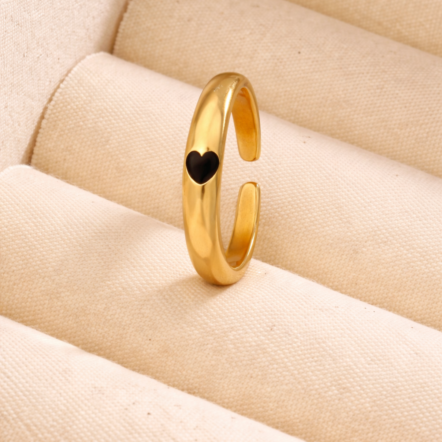 Noir Minimal Black Heart Ring – Zariva