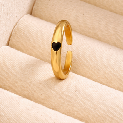 Noir Minimal Black Heart Ring – Zariva