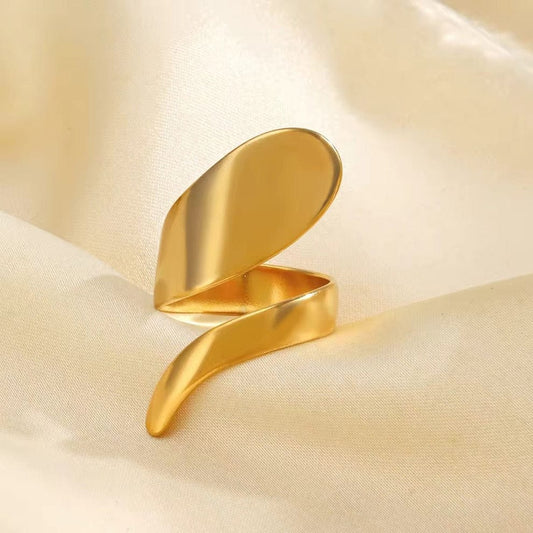 Aurelia Curve Gold Ring – Zariva