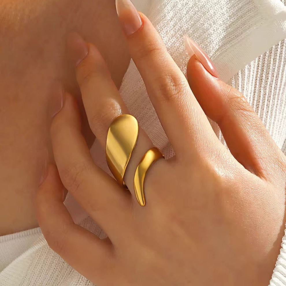 Aurelia Curve Gold Ring – Zariva
