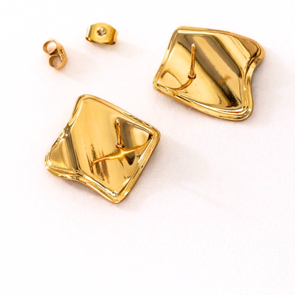 Luna Wavy Square Blue Stud Earrings – Zariva